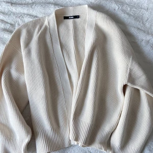 Stickad kofta, cardigan  - En krämvit oanvänd kofta som är köpt på Bik Bok för 299kr. Den är inte för tjock och inte heller för tunn. Perfekt att värma sig med på sommarkvällarna. <333 Skriv gärna om du har frågor kring pris på eller produkt!