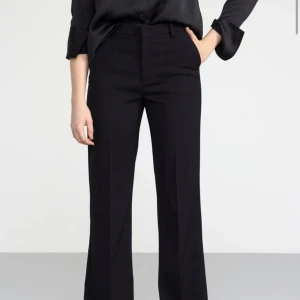 Kostymbyxor  - Superfina kostymbyxor från Lindex i modellen Fiona som tyvärr är för små på mig💞