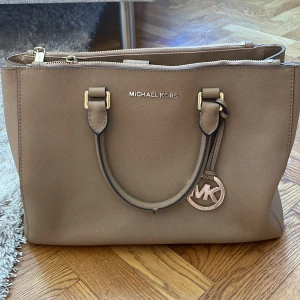 Michael Kors väska  - Beige handväska från Michael kors 