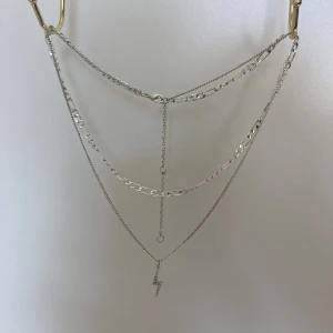 Silverhalsband med blixt - Säljer jättefint halsband från Gina.💓Inga rostningar och som i nyskick!