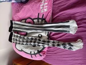 Knästrumpor  - Fina dom randiga aning använda lite trasig på ena knästrumpan och lite missfärgade men dom va så när jag köpte dom 20kr och dom andra med katt är strumpbyxor från början men gjorde dom till knästrumpor fint skick 20