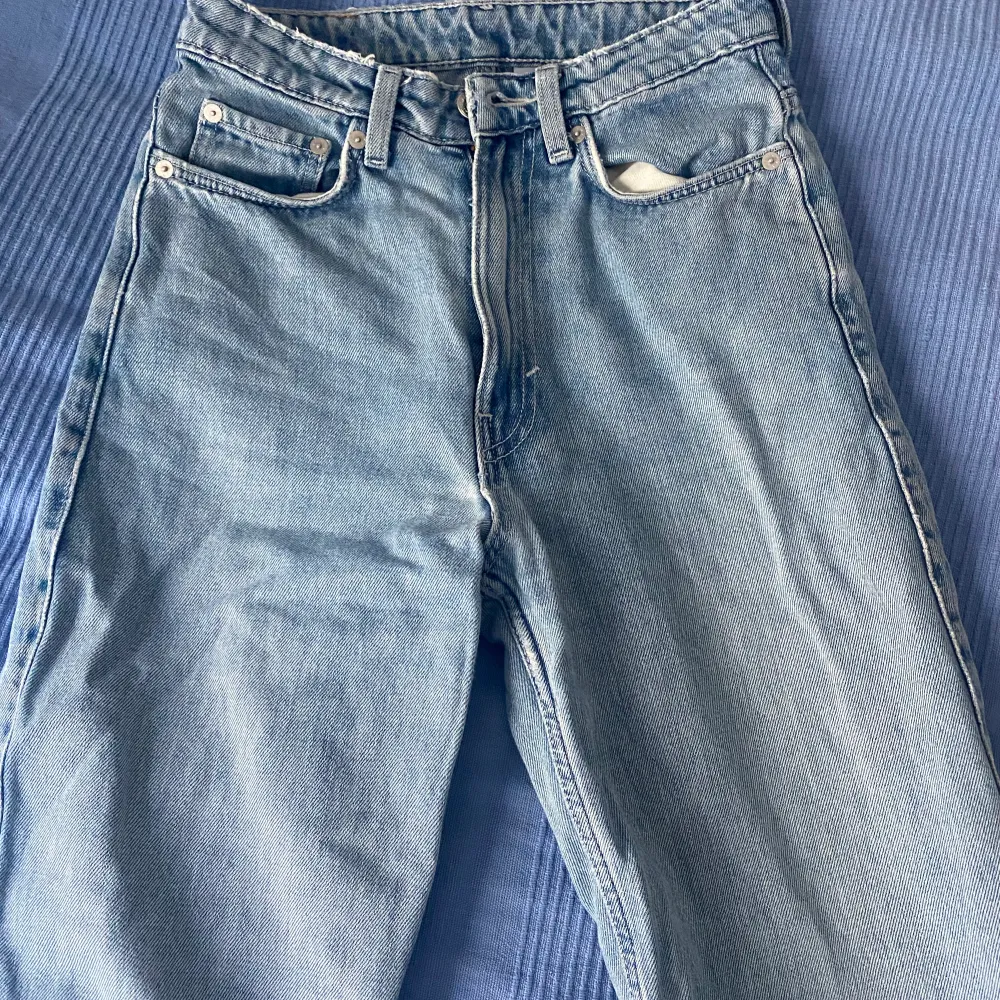 Säljer ännu ett par av weekday jeans i modellen rowe extra high straight jeans!❣️De är jättesnygga men tyvärr för små på mig. Passar dock i längden på mig som är 171! Dom är i bra skick!😊. Jeans & Byxor.