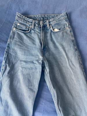 Säljer ännu ett par av weekday jeans i modellen rowe extra high straight jeans!❣️De är jättesnygga men tyvärr för små på mig. Passar dock i längden på mig som är 171! Dom är i bra skick!😊
