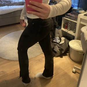 svarta jeans med slits, stlk 36 (liten i storleken) - Säljer ett par svarta jeans med slits nedtill pga att de inte kommer till användning och är en aning korta. De är inte använda så mycket därav inga märkbara defekter. Köparen står för frakten och fler bilder går att få privat om så önskas💕