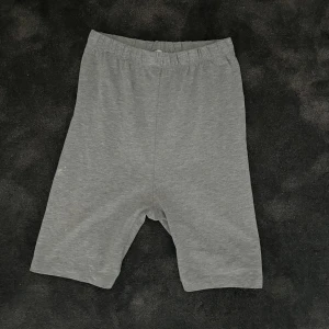 Cykelbyxor  - Gråa cykelbyxor ifrån Nelly i storlek  XS men passar även S. Shortsen är i nyskick och aldrig använda. 