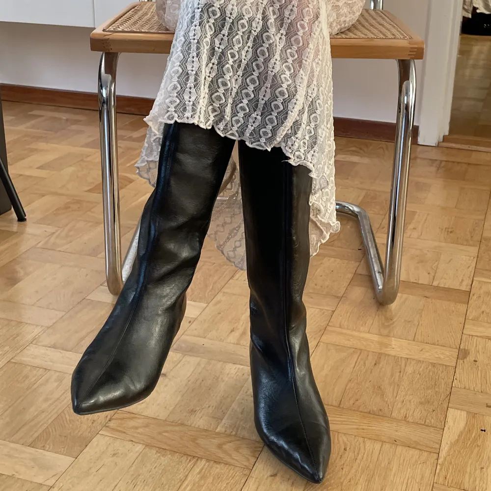 Slutsålda boots från Ginatricot, helt oanvända.  Ord pris 599kr  (Råkade beställa för många så bild 1 och 2 är mina egna, dom andra är kvar i boxen.). Skor.