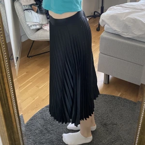 Plisserad kjol - Svart plisserad kjol från hm i nyskick💕