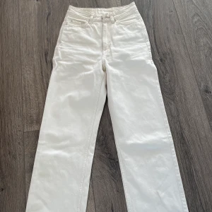 Jeans krämvita weekday - Jeans från weekday i modellen Rowe dvs. högmidjade. Använda mycket men i mycket bra skick. Hör av dig om du vill se mer bilder eller har frågor om storlek/passform :)