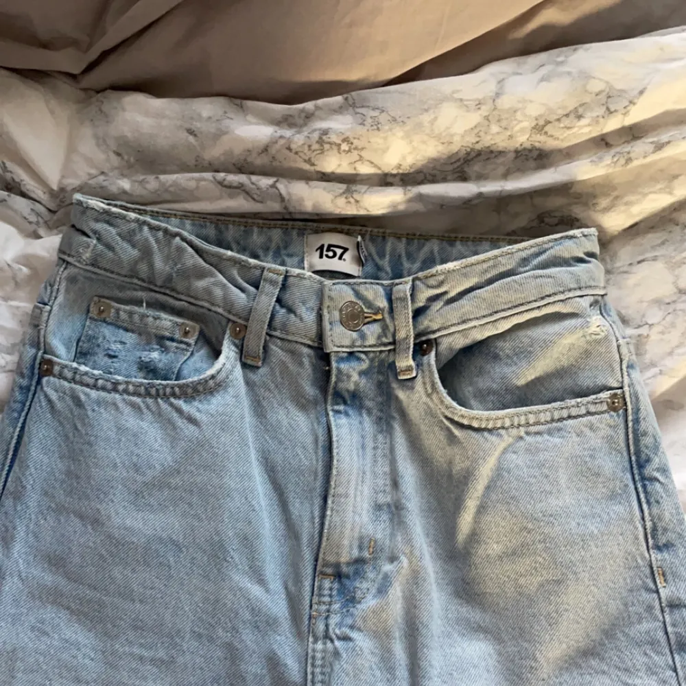 Säljer dessa fina raka lager 157 jeans på grund av att jag växt ur dem. Dessa är använda men i väldigt bra skick. 💙svårt att få den fina blåa färgen rättvisa på bild. 😊. Jeans & Byxor.