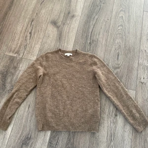 Stickad tröja  - Brun stickad tröja med vanlig rak passform. Inte använd så mycket så den är i bra skick. 
