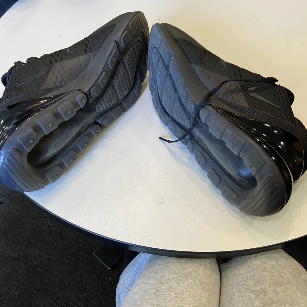 Helt nya Nike skor. Dom är använda en dag men dom är för små. Min kille vill sälja dom så att han kan köpa nya. Det är bara att fråga om man vill ha fler bilder.. Skor.