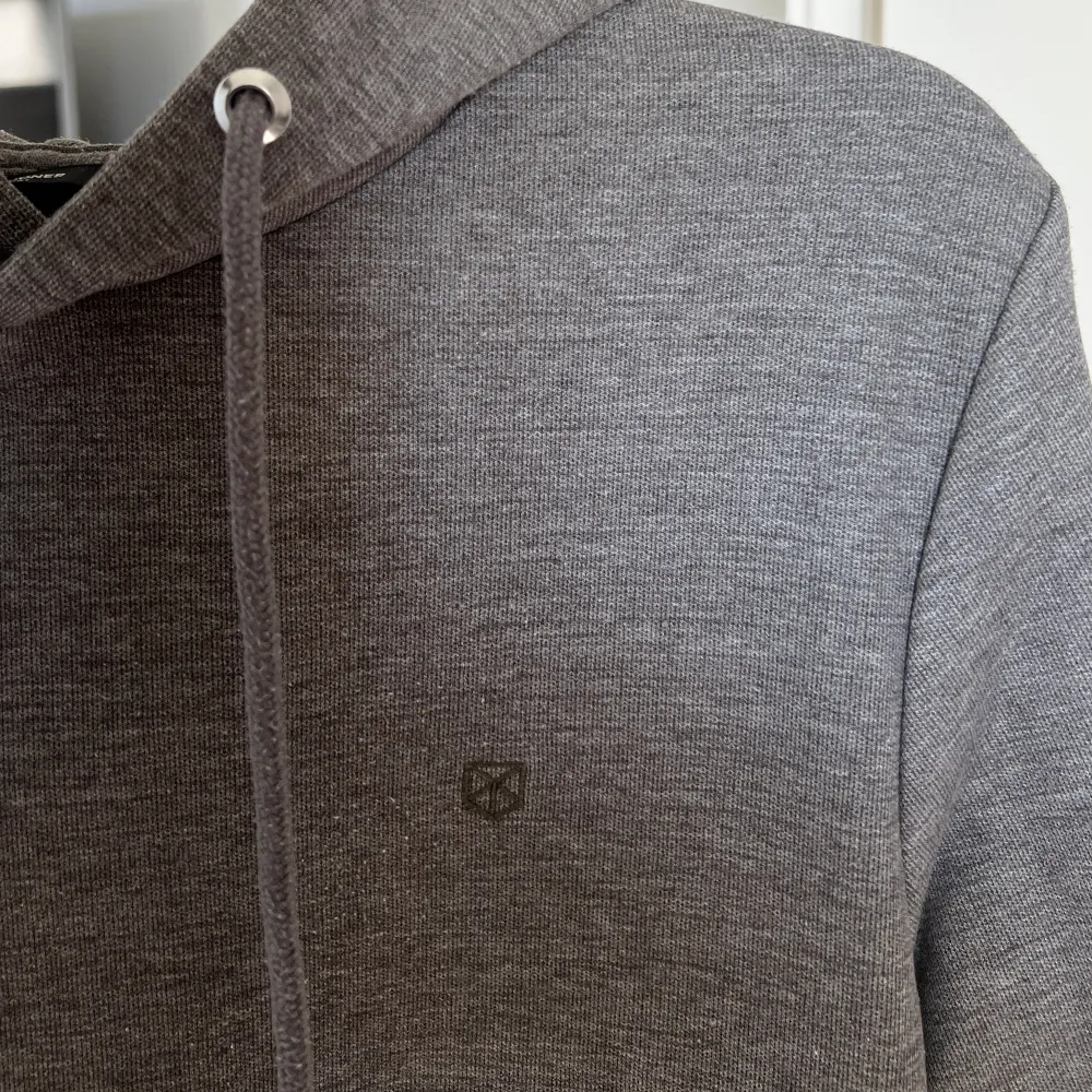 Säljer denna oanvända herr Jack & Jones Premium hoodie i storlek M. Den är brungrå jättefin, skriv vid önskemål om fler bilder🤎. Hoodies.