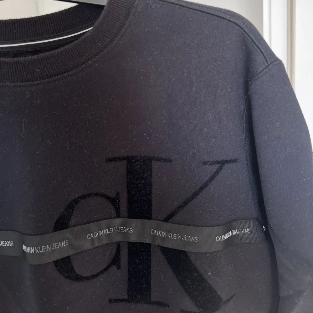 En oanvänd superfin Calvin Klein Jeans sweatshirt i herr M, en boxigare modell. . Tröjor & Koftor.