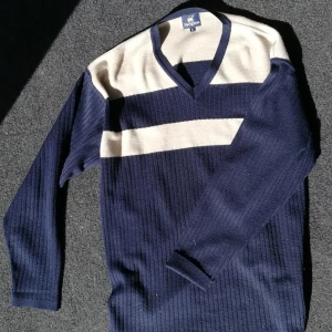 tröja / kofta - lång kofta/farfartröja i mörkblå med beige ränder. Knappt använd och i fint skick!