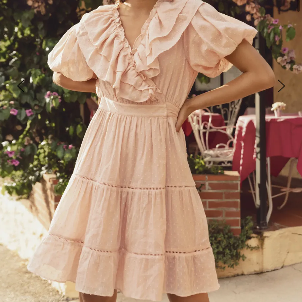 Rosa/peach färgad klänning från By Malina, helt oanvänd då färgen tyvärr inte passade mig. Nypris 2000kr. Klänningar.