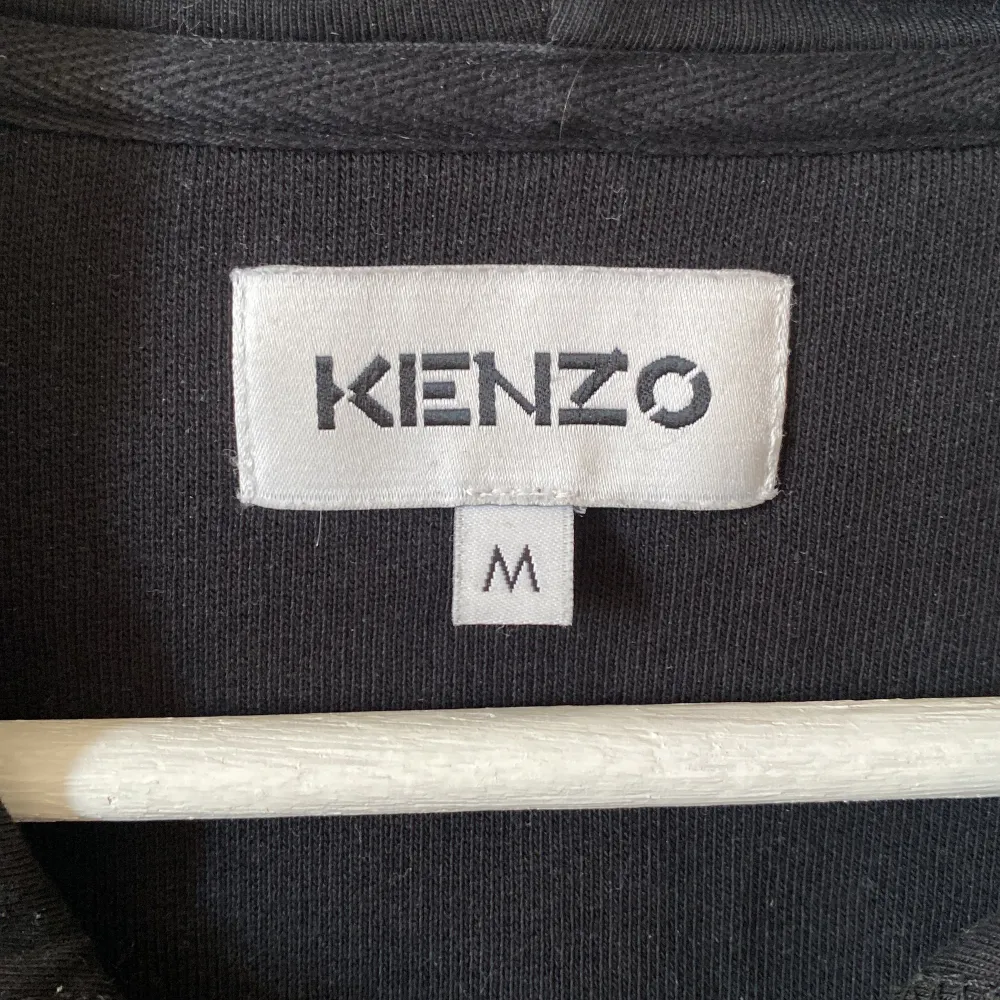 Jag säljer min kenzo zip hoodie då den blivit för liten, storlek M men passar även Small. Hoodies.