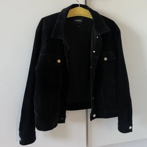 vårjacka - sjukt snygg vårjacka i Manchester! strl L och sitter snyggt oversized på mig som oftast har S/M