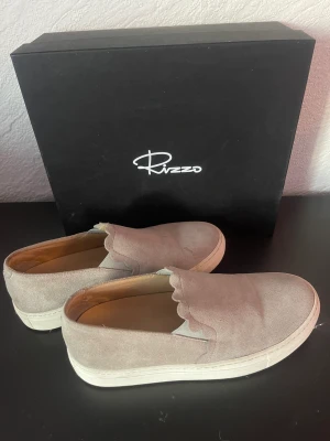 Sneakers från Rizzo  - Fina beige/grå sneakers från Rizzo som är använda endast 1 gång.  Storlek 39  Orginalkartong finns 200 + frakt (nypris 1299kr) 