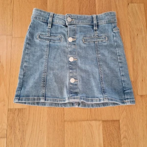 Lindex jeans kjol - Jätte fin kjol från Lindex som går att göra större och mindre i midjan