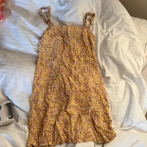 En söt mini klänning från & other stories i storlek 36💕