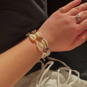 Snäckarmband - Nu kan ni köpa snäck armband utav mig! Armbanden är justerbara och handgjorda. Supersnygga till stranden i sommar! 1 armband för 89kr, 2 för 150kr!