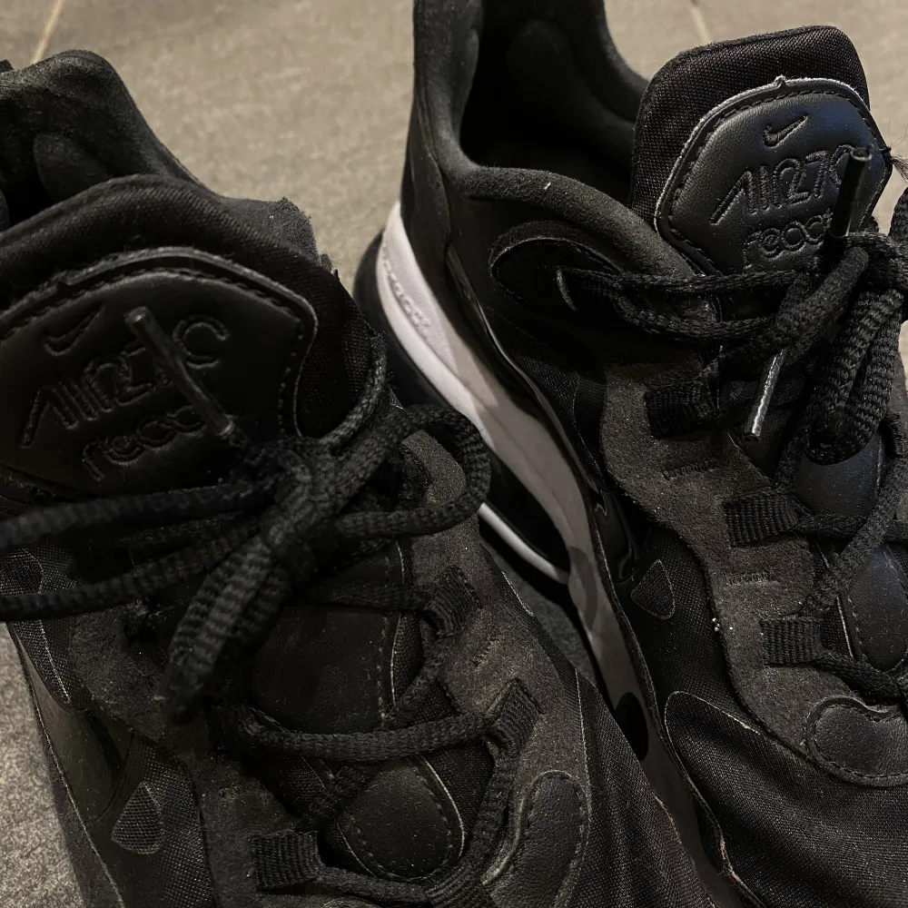 Ett par svarta Nike air react skor, använder inte och vill darför bli av med dem. Ord pris är 1 599kr.. Skor.