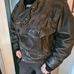 Vintage oversize skinnjacka - Riktigt frän skinnjacka i äkta skinn. Hade gärna haft den kvar men används så sällan. Använt skick, men inget man tänker på. Skriv för fler bilder.