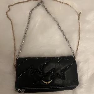 Zadig&Voltaire Väska - En supersnygg och cool väska från Zadig&Voltaire i modellen ”Rock ZV clutch bag”.  
