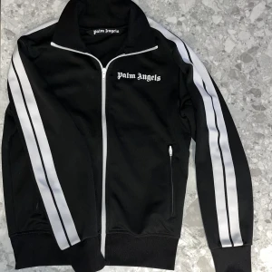Palm angels track top - Tjena! Säljer nu denna snygga Palm angels track topen i mycket fint skick 8,5/10. Plagget har inte flaws eller skador. Hör gärna av er för mer frågor 