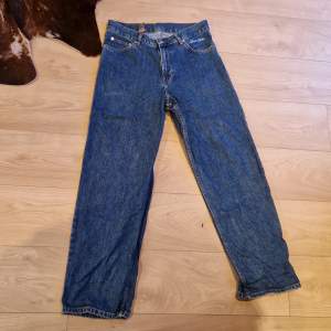 Sweet sktbs jeans, aldrig använda sålde då de är för små, har lappen kvar på insidan, är väldigt baggy så de passar som small