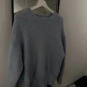 En superfin ljusblå stickad tröja från Zara! Använd endast 1 gång!! Så fin nu till vintern!