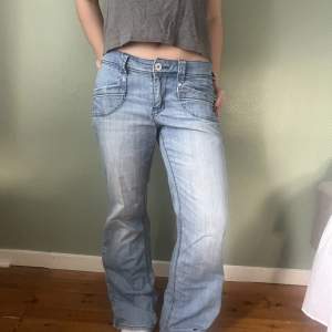Supernajs lågmidjade jeans i en ljus tvätt med fina detaljer! 