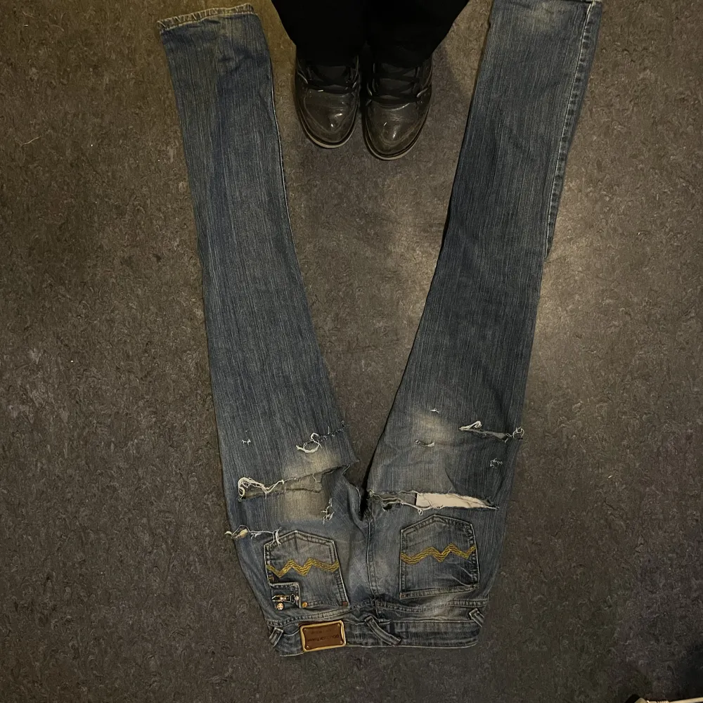 Säljer mina dolce & gabbana jeans, älskar dessa jeans men dem har blivit för små och därför säljer jag dem. Jag är en 162 och dem är lite långa o benen, skulle säga att dem är storlek 25/xs/s. Tar inte emot returer skriv för fler bilder. Jeans & Byxor.