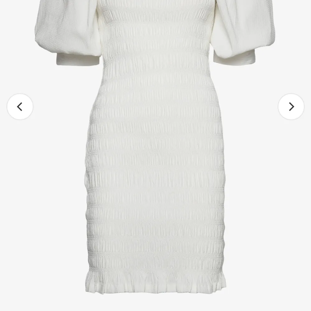 Söker denna vita klänning som är slutsåld! Alla storlekar 34, 36, 38 kan vara intressant! Hör gärna av dig om du har en!😊. Klänningar.