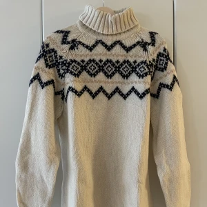 Fair Isle tröja - 100% stickad tröja. Storlek L men upplevs mindre (38-40). Tätt stickad och varm. Buren men utan defekter. Finns på fler sidor så fråga innan köp.
