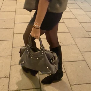 Balenciaga väska  - Så fin balenciaga väska i okej skick, inga defekter utom att lädret är slitet. En äkthetskoll har gjorts av vestire collective, och bevis på det finns! Dustbag ingår även💕