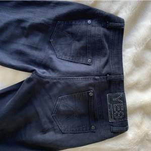 Lågmidjade svarta jeans med utsvängda ben från märket yes. Säljer då dom är för små för mig❣️