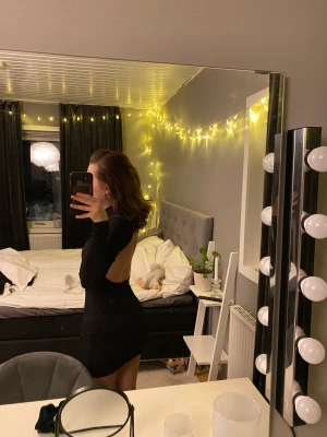 Klänning med öppen rygg - En super fin klänning med öppen rygg. Den har fin kvalitet och en krage med diskret knäppning i nacken. Säljer den då den tyvär är för liten! Köpte den för ca 200:-. Pris kan diskuteras. 💕