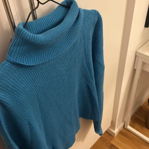 Blå stickad tröja - Blå stickad tröja med liten polokrage från hm. Stl L, jag bär i vanliga fall S så beror på hur tajt man vill ha✨ Skriv för fler bilder📸