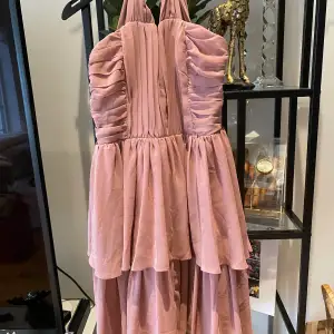 En helt ny rosa festklänning från Hm i storlek 36,38. Motsvarande S/M. Jättesöt! Säljer pga stor garderobrensning. Kika gärna på mina andra annonser, säljer mycket. Samfraktar gärna.