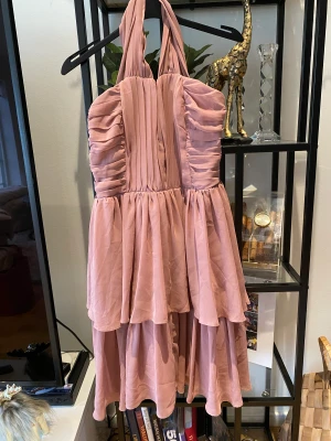 Helt ny hm festklänning stl.36/38 - En helt ny rosa festklänning från Hm i storlek 36,38. Motsvarande S/M. Jättesöt! Säljer pga stor garderobrensning. Kika gärna på mina andra annonser, säljer mycket. Samfraktar gärna.