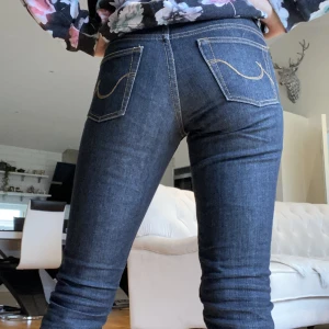 Lågmidjade jeans stl.34/xs - Lågmidjade jeans stl.34/xs. Använda få gånger. Snygga och fina. Utsvängda ben. Märke:denim. Säljer pga stor garderobrensning. Kika gärna på mina andra annonser, säljer mycket:) Samfraktar gärna.