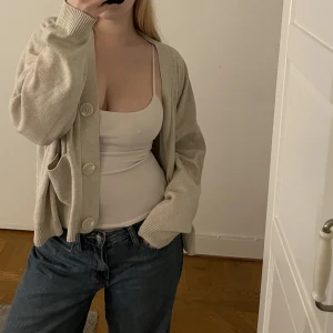 Beige kofta - Beige kofta från hm! Endast använd 2 gånger🥰