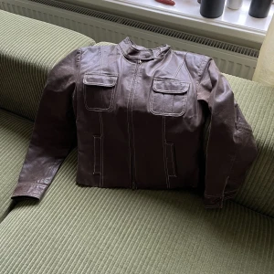 Brun skinnjacka  - Underbar jacka som tyvärr för liten för mig, men superfin passform!  Möts i Sthlm eller fraktar♥️