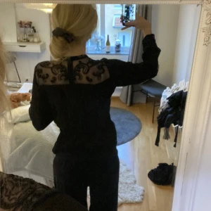 Svart blus - Så gullig svart blus. Jag har köpt den secondhand och det står varken märke eller storlek i tyvärr.. den har volanger på ärmarna och är aningen genomskinlig. Verkligen så fin till kostymbyxor eller jeans! 