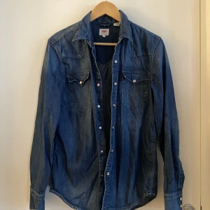 jeansskjorta levis - säljer min killes kläder, så fin men används inte längre❤️❤️❤️från levis (passar också på tjejer) 