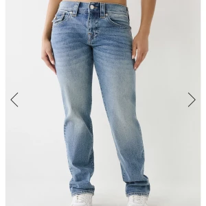 Truereligion jeans - Truereligionjeans med prislapp kvar! Är i usa nu men kommer hem 9 december så skickar iväg direkt när jag kommit hem. Köpta för $159 så värt att slå till+du slipper dyr frakt från USA. Skicka för bilder och mer detaljer🥰 