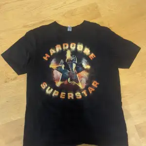 Säljer min hardcore Superstar tshirt för inte kommit till användning i storlek M köpte den från en spelning föra året 
