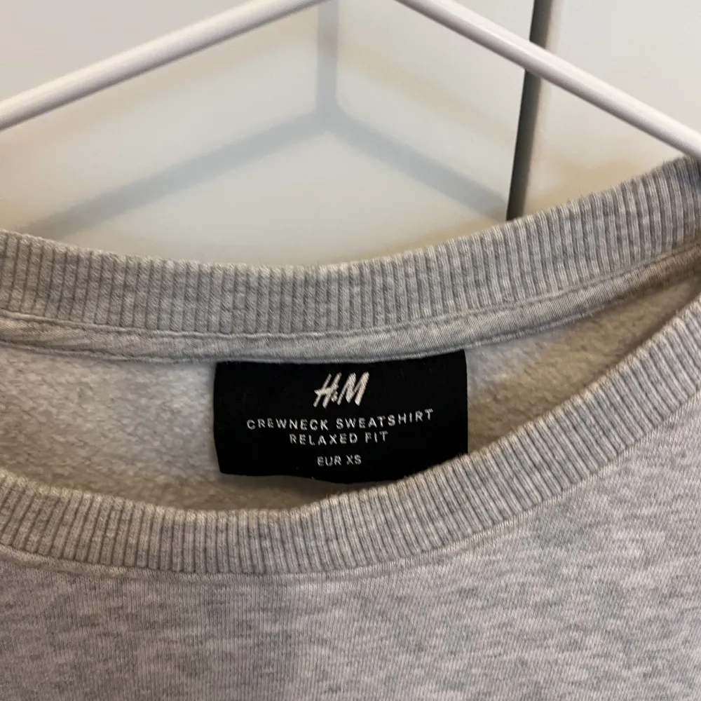 Snygg grå sweatshirt ifrån hm i storlek xs (dock oversized). Sparsamt andvänd och tröjan har inga defekter. Säljer för 75 kronor💖💞. Tröjor & Koftor.