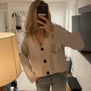 Stickad cardigan  - Beige stickad cardigan i gott skick